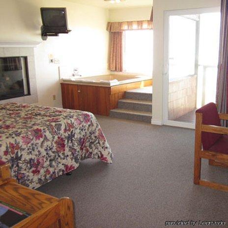 Cozy Cove Beachfront Resort Inn Lincoln City Room photo